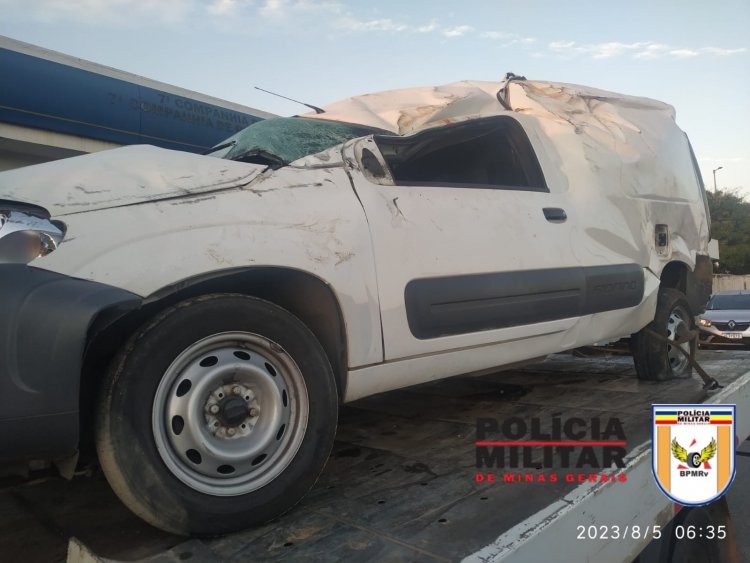 Fiorino desviou de carro na contramão e capotou