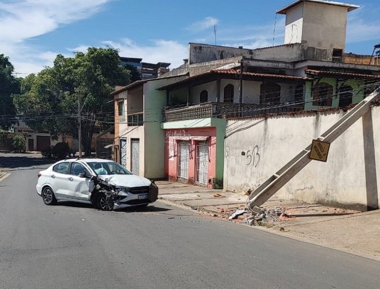 Mulher bate Fiat Cronos em poste