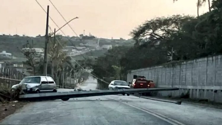 Carro colide com poste na Avenida Chico Morais