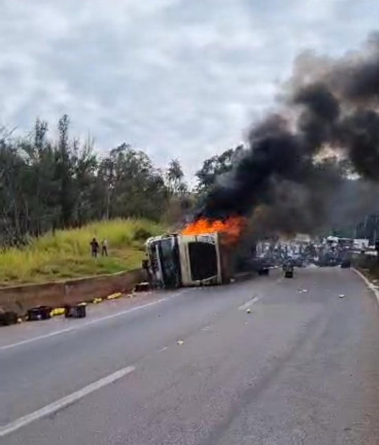 ACIDENTE  - Carreta tomba e interdita pista em Itaguara