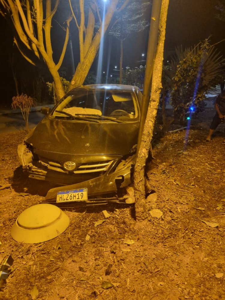 Carro “voa” sobre canteiro e destrói imagem de Cristo na Reta de Santanense