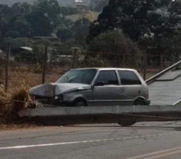 Motorista foge após atingir poste