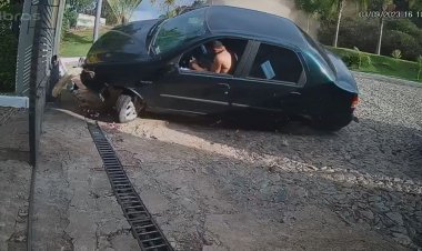 Motorista bêbado “voa” com carro e bate na portaria de condomínio
