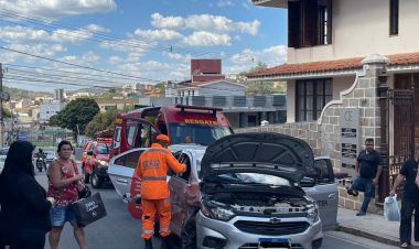Caminhonete bate em carro na esquina das ruas Godofredo Gonçalves com Josias Machado