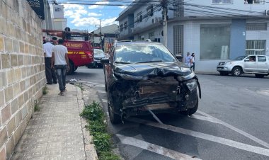 Toro não para e bate em cheio na lateral de um Ônix