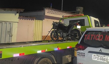 Jovem usa réplica de arma para  assaltar posto de combustível