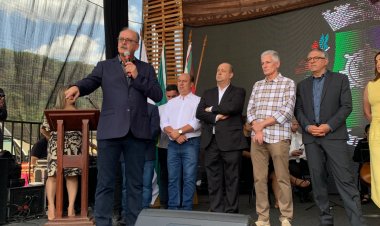 Prefeito entrega ETE com a presença de ministro de Estado