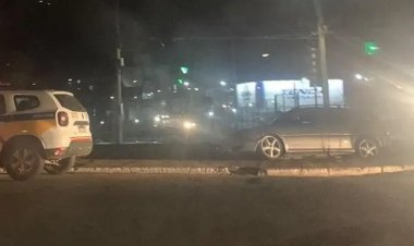 Homem perde o controle da direção e carro cai em vala