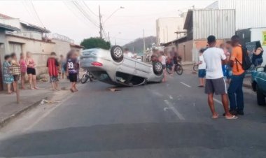 Mulher perde controle e capota Siena no Aeroporto