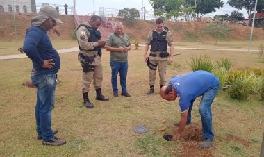 Ladrão leva cabos de energia de praça pública