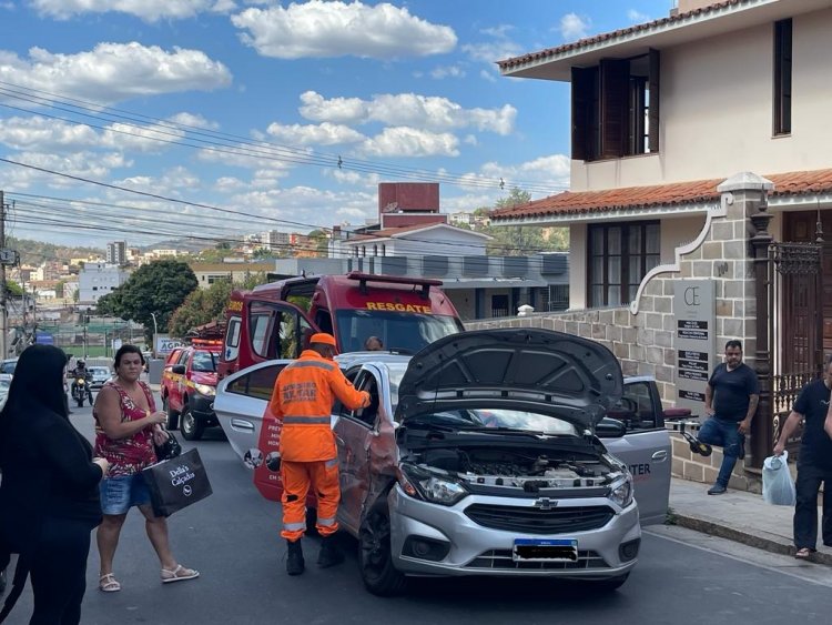 Caminhonete bate em carro na esquina das ruas Godofredo Gonçalves com Josias Machado