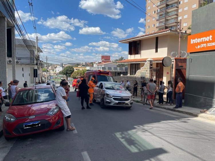 Caminhonete bate em carro na esquina das ruas Godofredo Gonçalves com Josias Machado