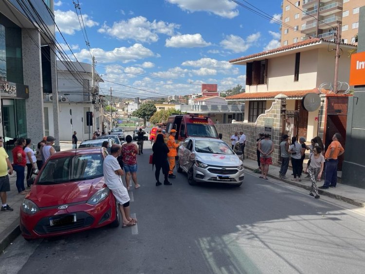 Caminhonete bate em carro na esquina das ruas Godofredo Gonçalves com Josias Machado