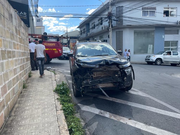 Caminhonete bate em carro na esquina das ruas Godofredo Gonçalves com Josias Machado