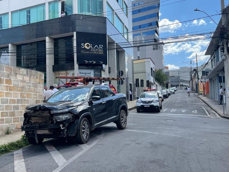 Caminhonete bate em carro na esquina das ruas Godofredo Gonçalves com Josias Machado