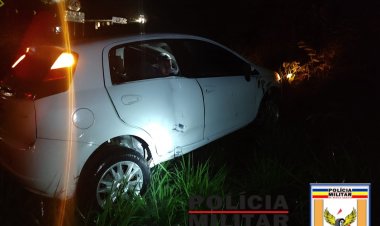 Carro sai da pista e bate em placa após aquaplanagem