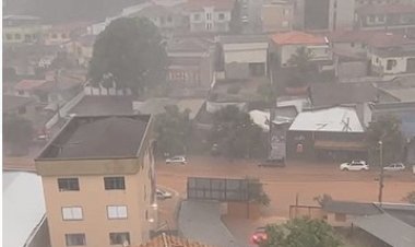 Chuva forte transforma avenida central em rio, em Itaúna!