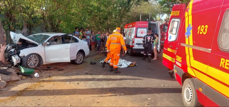 NO PARQUE JARDIM - Carro bate contra árvore e deixa duas vítimas