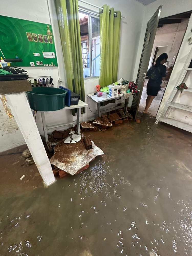 Tubulação do SAAE estoura e casas são alagadas no Irmãos Auler