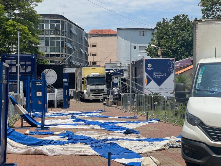 PROJETO NA RUA - Caminhão da Fecomércio já está na Praça