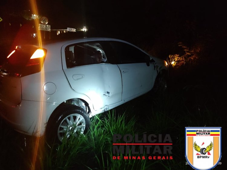 Carro sai da pista e bate em placa após aquaplanagem