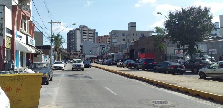 Ônibus solta a roda e trânsito fica interditado na Jove Soares, sentido Centro/Bairro