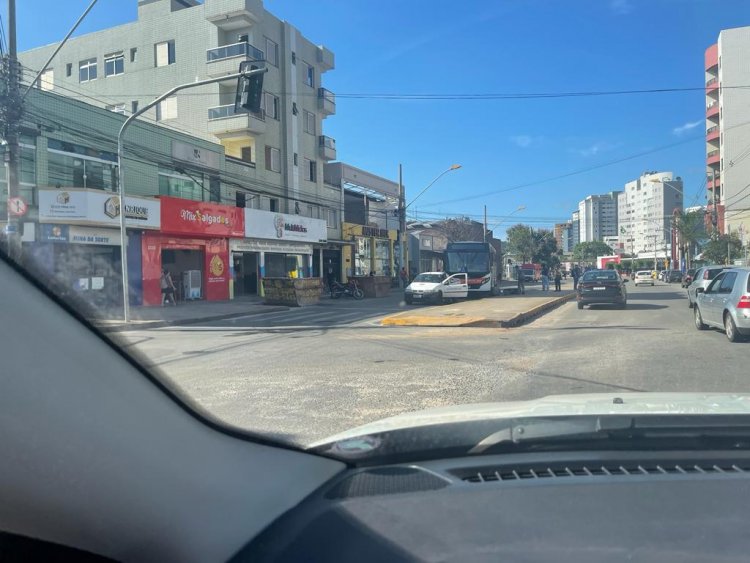 Ônibus solta a roda e trânsito fica interditado na Jove Soares, sentido Centro/Bairro