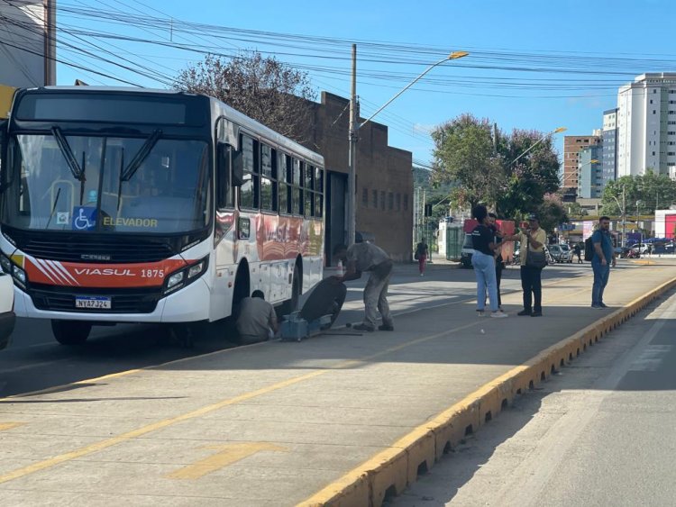 Ônibus solta a roda e trânsito fica interditado na Jove Soares, sentido Centro/Bairro