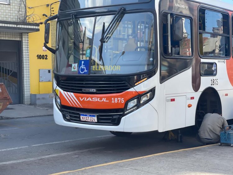 Ônibus solta a roda e trânsito fica interditado na Jove Soares, sentido Centro/Bairro