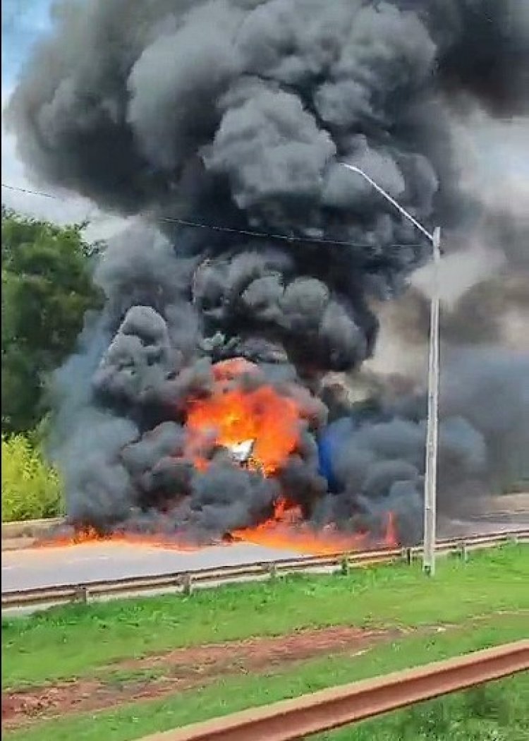 Caminhão pega fogo na rodovia e assusta moradores de Santa Teresinha