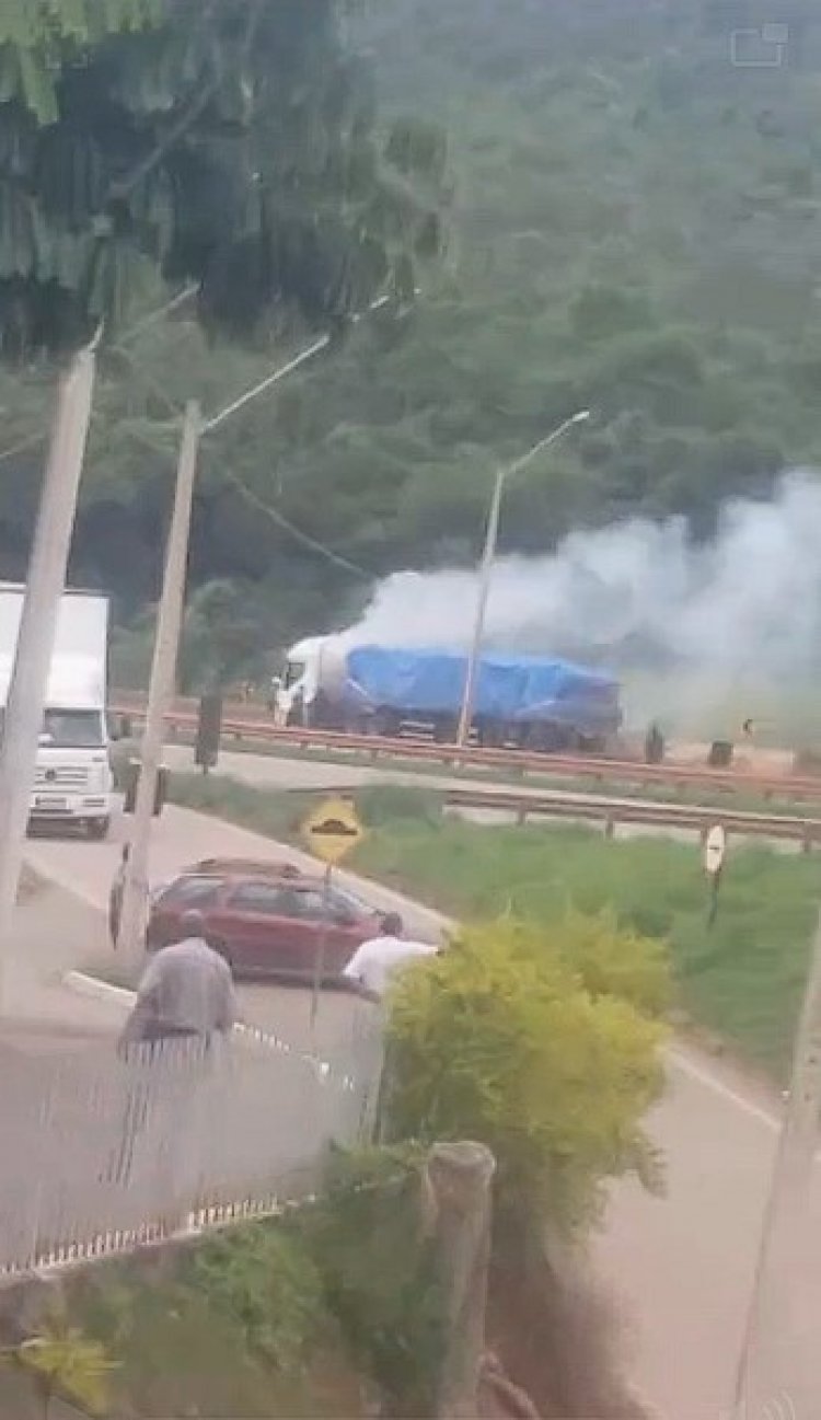 Caminhão pega fogo na rodovia e assusta moradores de Santa Teresinha