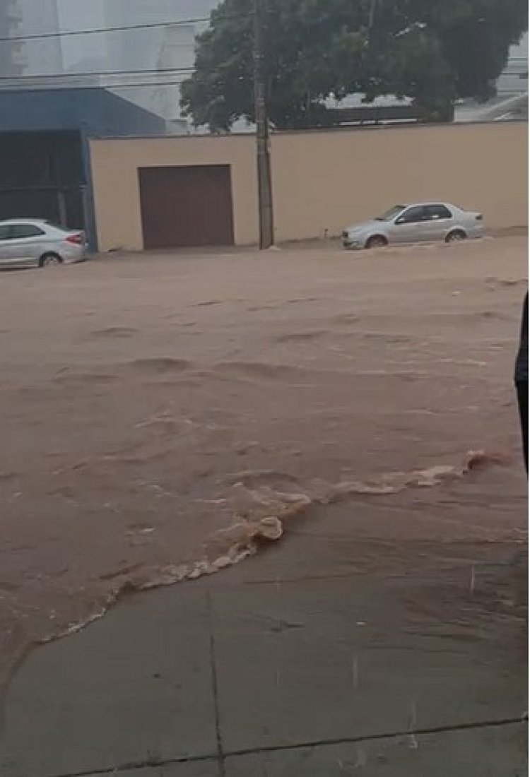 Chuva forte transforma avenida central em rio, em Itaúna!