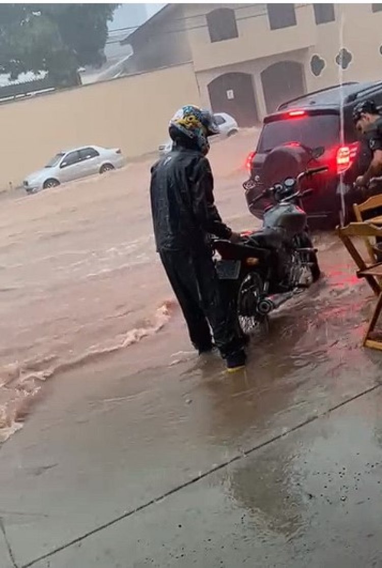 Chuva forte transforma avenida central em rio, em Itaúna!