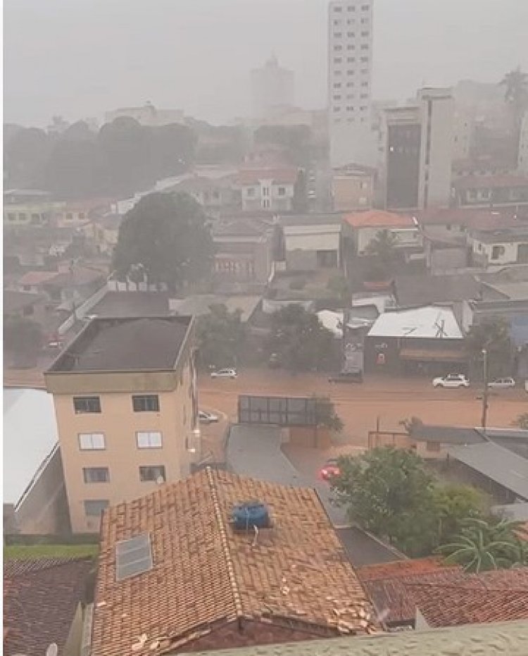 Chuva forte transforma avenida central em rio, em Itaúna!