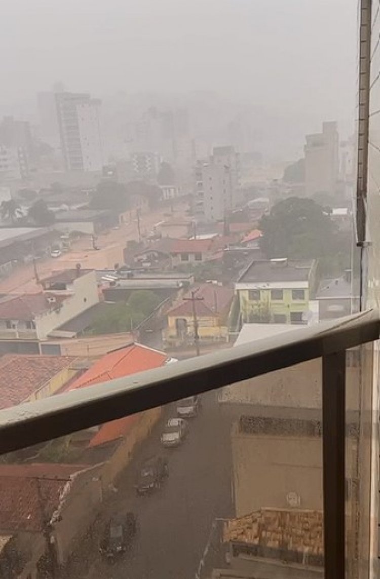 Chuva forte transforma avenida central em rio, em Itaúna!