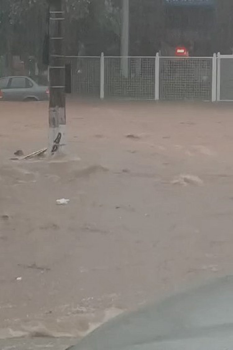 Chuva forte transforma avenida central em rio, em Itaúna!