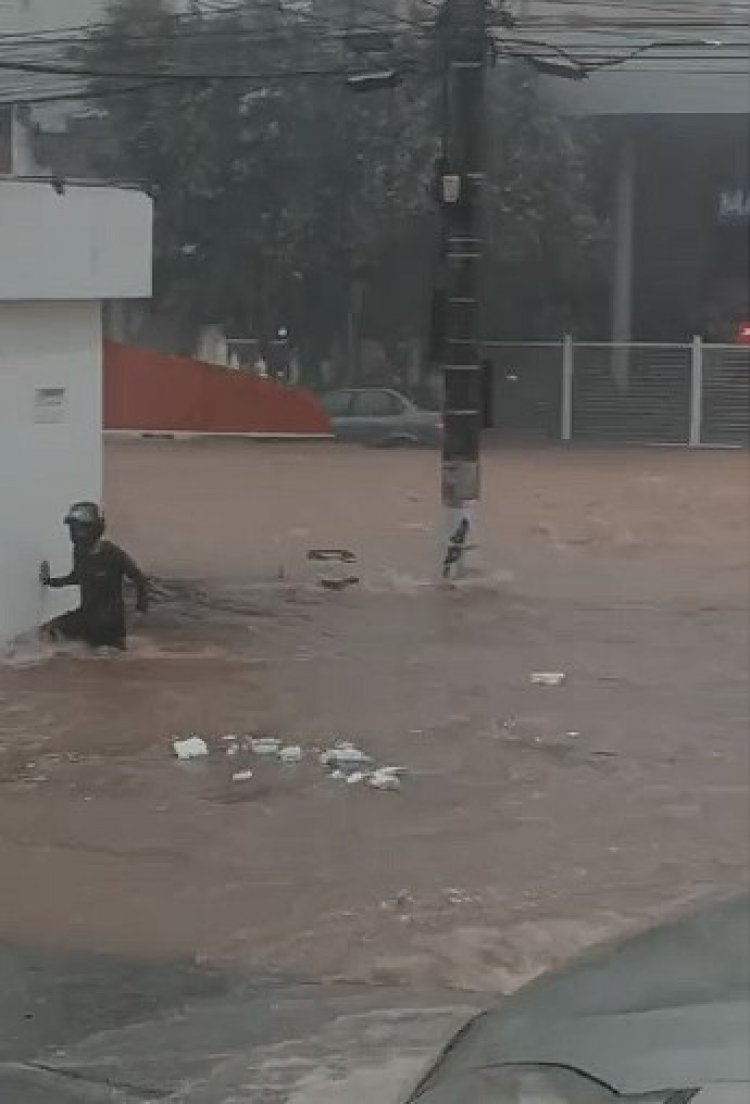 Chuva forte transforma avenida central em rio, em Itaúna!