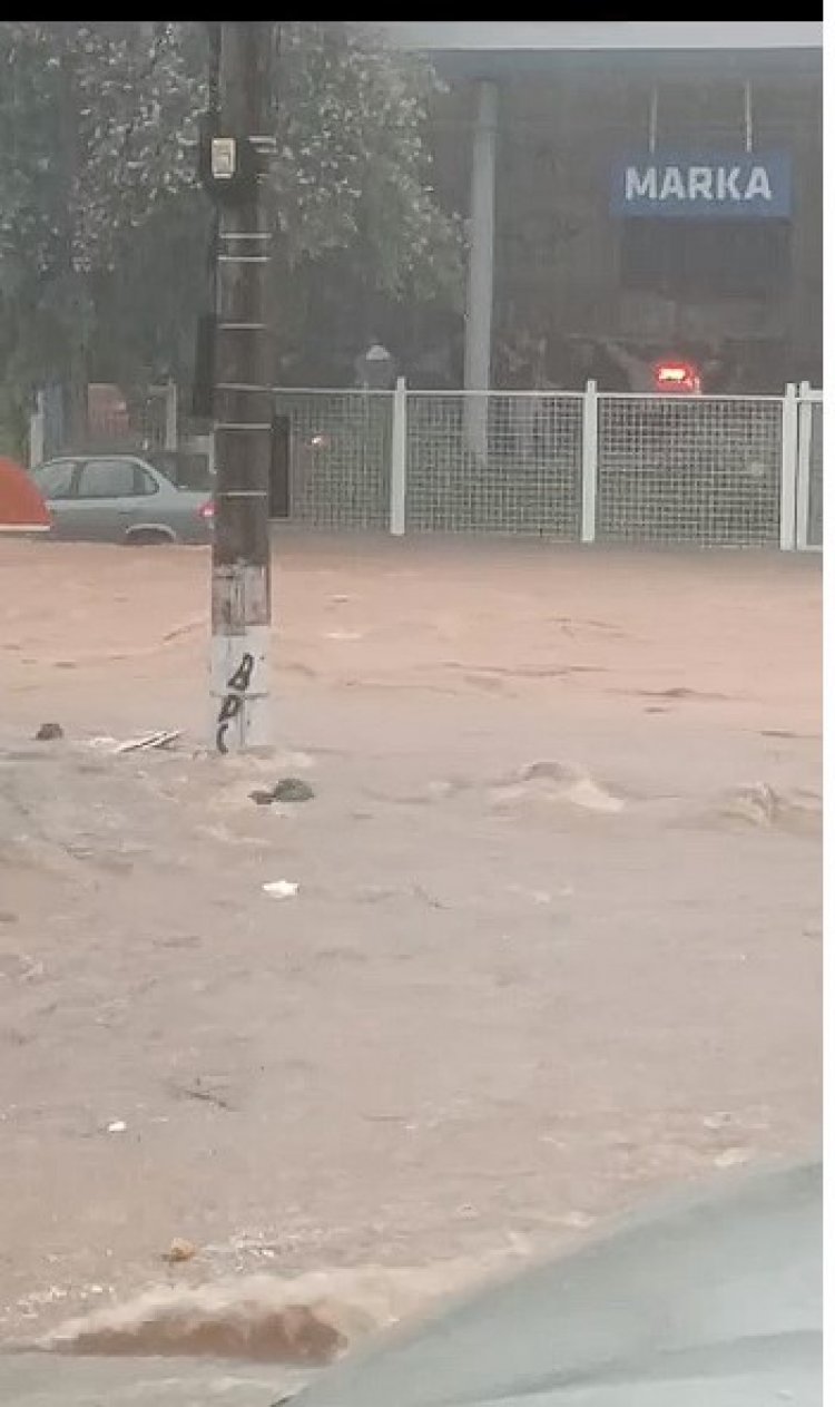 Chuva forte transforma avenida central em rio, em Itaúna!