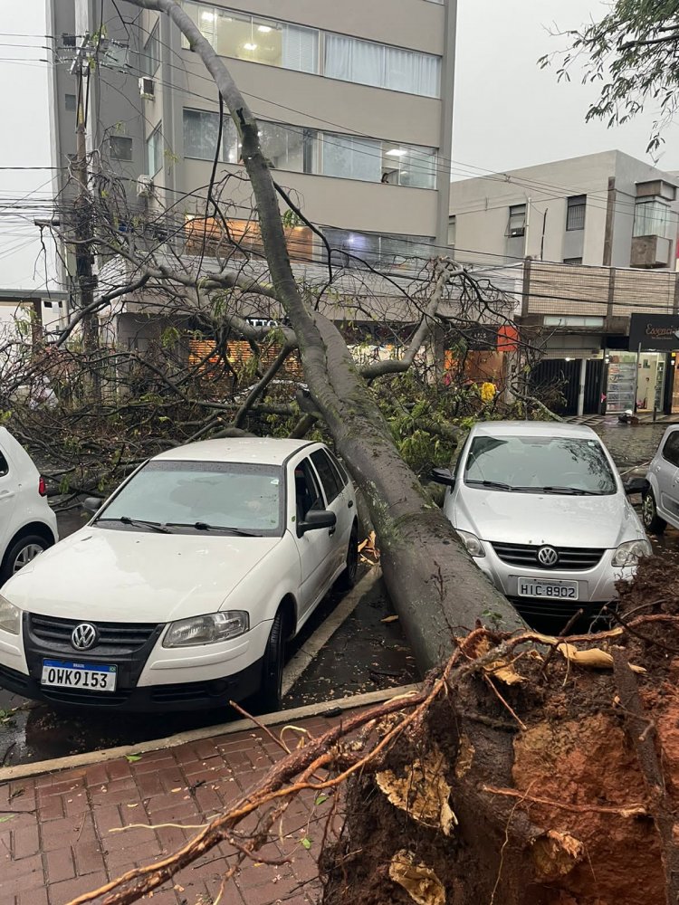 Chuva do caos em Itaúna: 40 minutos de tempestade para a cidade!