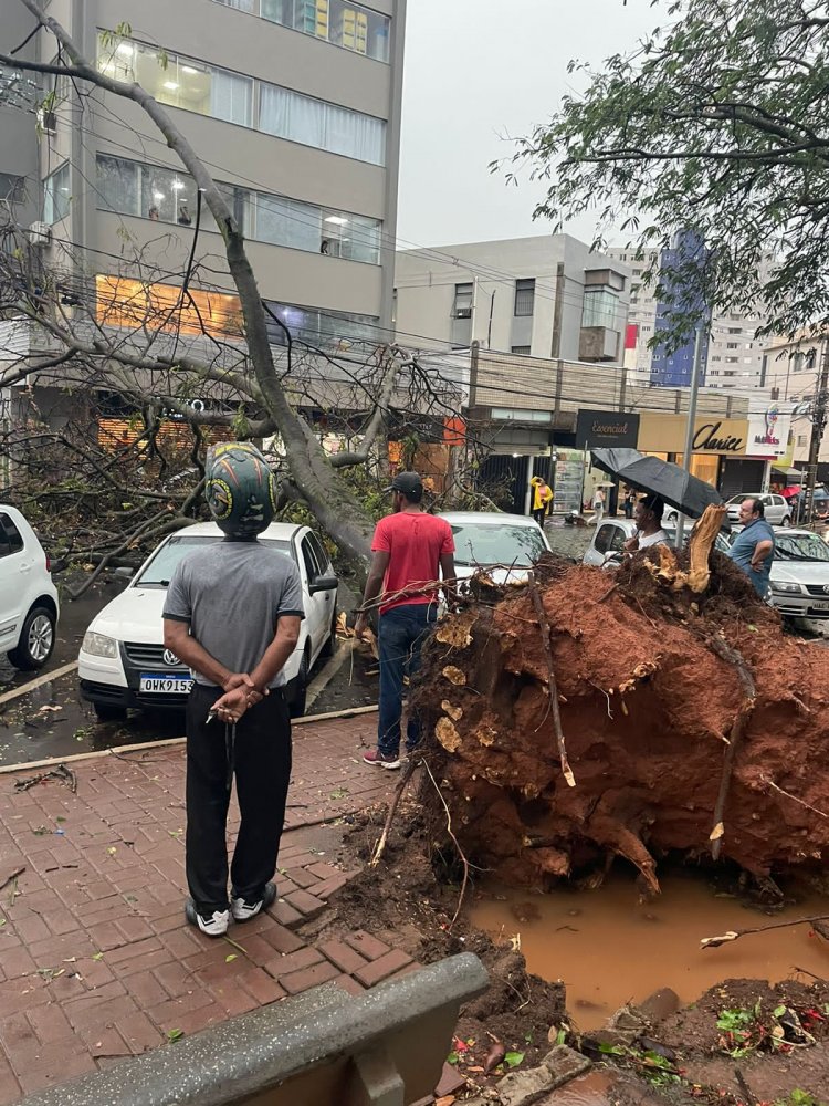 Chuva do caos em Itaúna: 40 minutos de tempestade para a cidade!