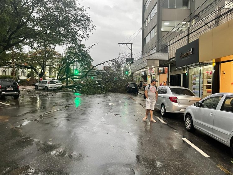 Chuva do caos em Itaúna: 40 minutos de tempestade para a cidade!