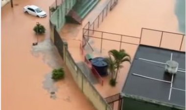 Chuva transforma Jove  Soares em rio, arrasta  veículos e invade comércios