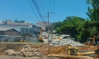 Obra interrompe trânsito  e causa falta de água