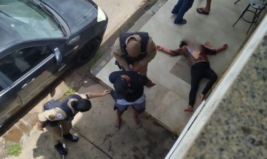 Homem fala que mulher “se feriu”. Ela afirma que levou facada