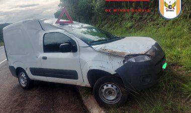 MG-050: Árvore caída na pista provoca capotamento de veículo em Itaúna