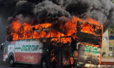 Ônibus de turismo é incendiado na BR 262 em Juatuba