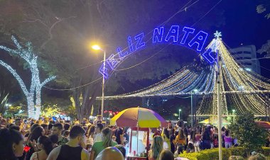 Clima natalino se instala em Itaúna com o acendimento das luzes