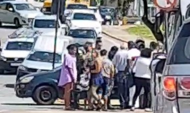 Ônibus atinge moto na travessia da Jove Soares com Manoel Correa no Centro de Itaúna