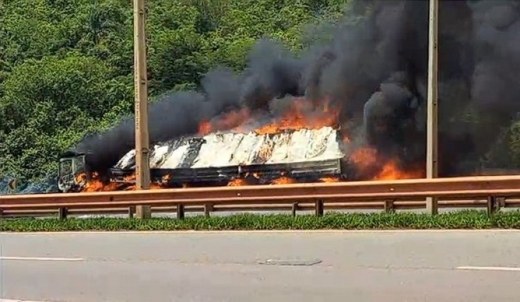 Caminhão pega fogo e assusta moradores da Comunidade de Santa Teresinha em Itatiaiuçu