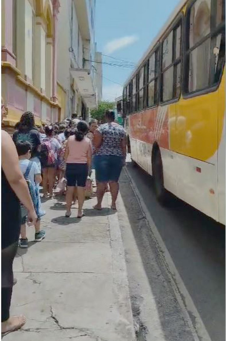 Estacionamento de vans escolares não é respeitado!